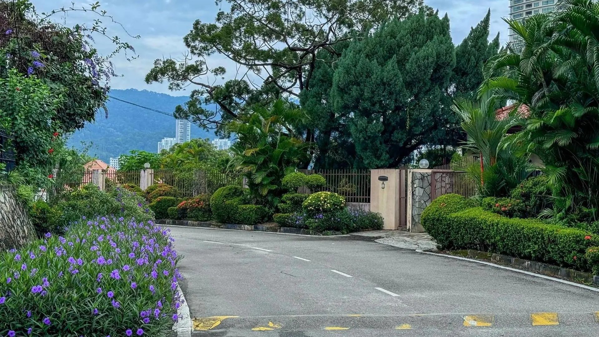 Prime Location - 5 Mins Walk To Shops & Eateries! Villa Tanjung Bungah  Holiday home Tanjung Bungah (Penang)