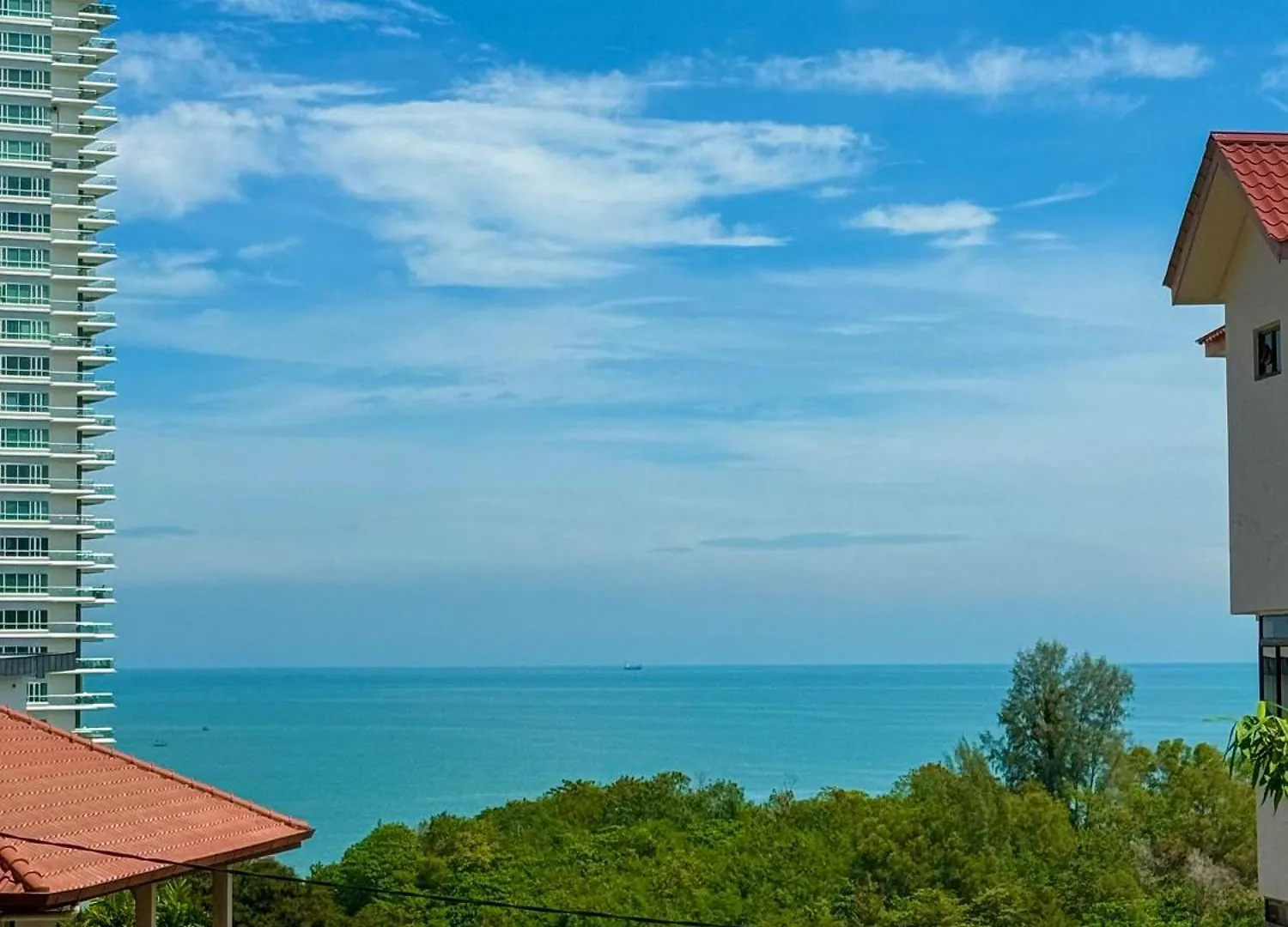Prime Location - 5 Mins Walk To Shops & Eateries! Villa Tanjung Bungah  Holiday home